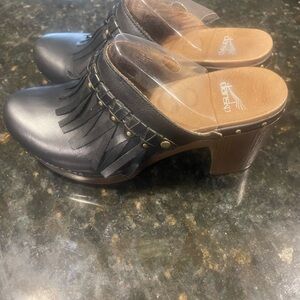Dansko Deni Fringe Clogs Black Leather Slip On Comfort Shoes Womens Size 8.5